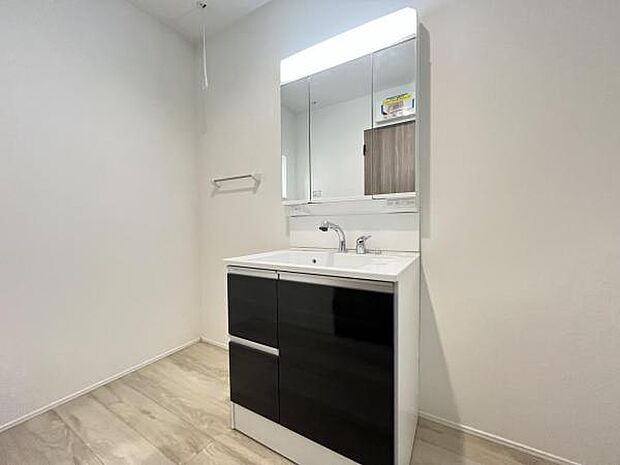 洗面化粧台です。朝の身支度から1日が始まります。