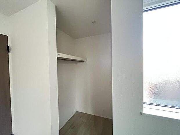 ウォークインクローゼットがあり収納スペースも豊富。季節物もスッキリ片付きそうです。