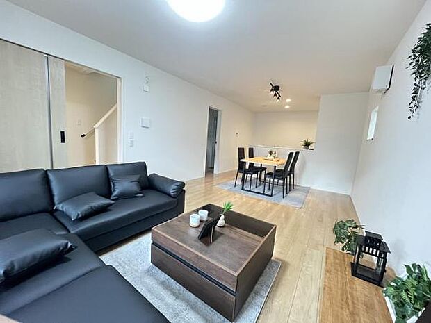 家族とゆったり時間を過ごせるリビングダイニング。