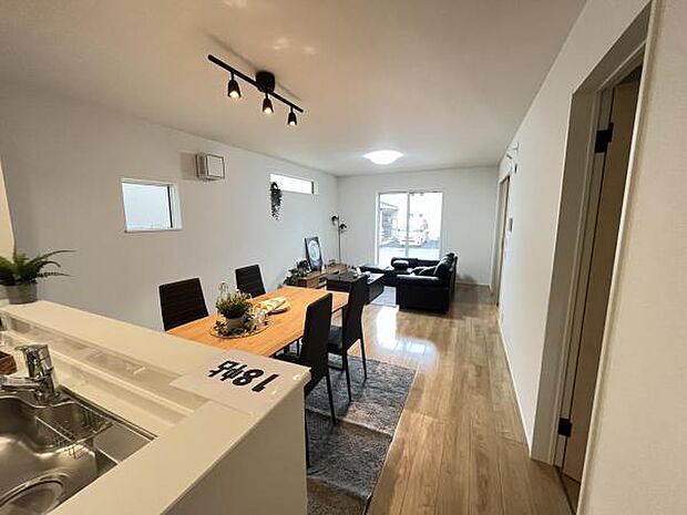 お食事中もキッチンと会話が楽しめるダイニングスペース。