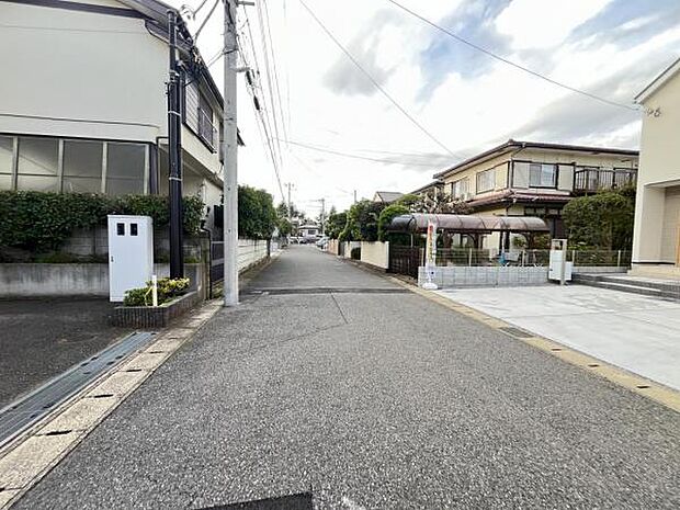 前面道路を含めた現地写真です。