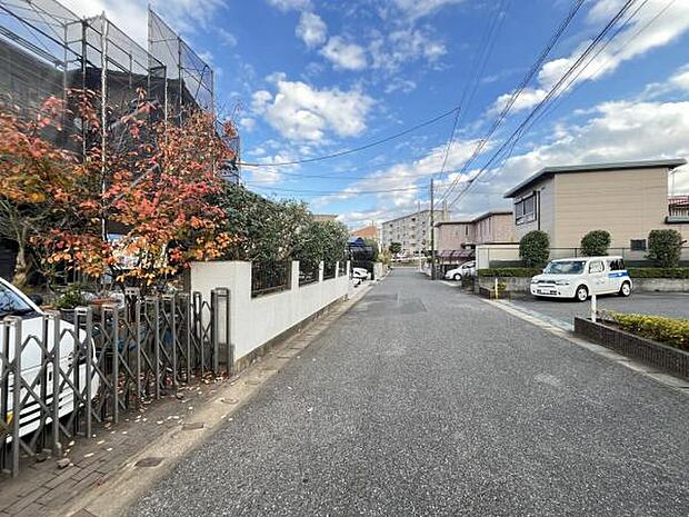 前面道路を含めた現地写真です。