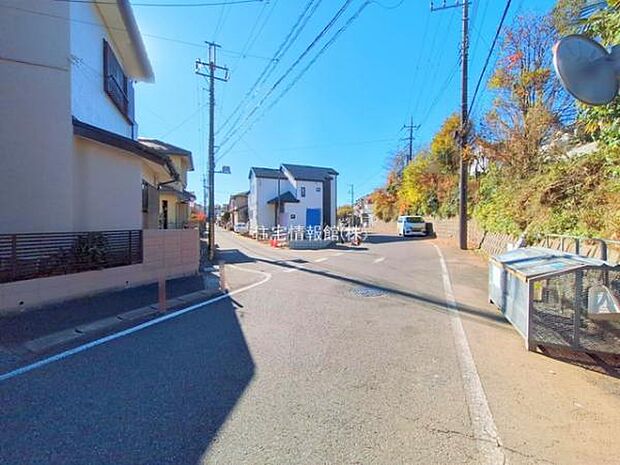 前面道路を含めた現地写真です。