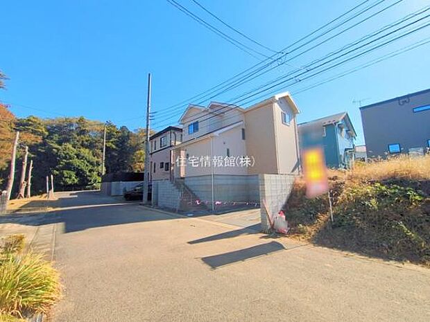 前面道路を含めた現地写真です。