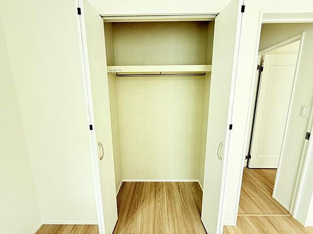 いつでもお部屋をスッキリお使い頂ける収納スペースを設置。