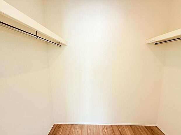 ウォークインクローゼットがあり収納スペースも豊富。季節物もスッキリ片付きそうです。