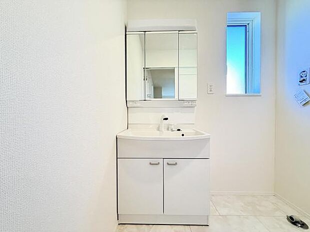 洗面化粧台です。朝の身支度から1日が始まります。