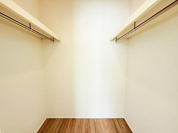 ウォークインクローゼットがあり収納スペースも豊富。季節物もスッキリ片付きそうです。