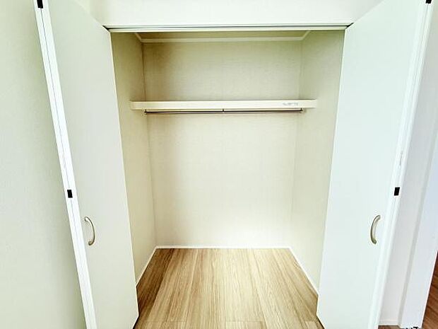 いつでもお部屋をスッキリお使い頂ける収納スペースを設置。