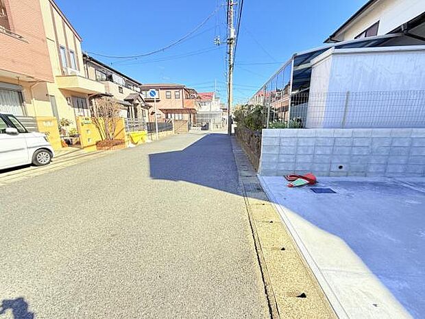 前面道路を含めた現地写真です。