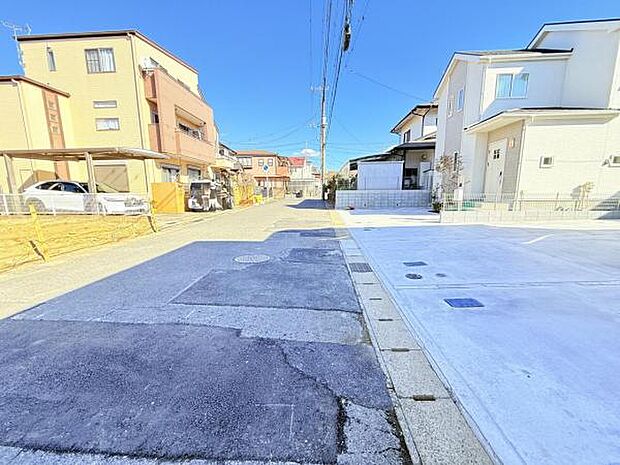 前面道路を含めた現地写真です。