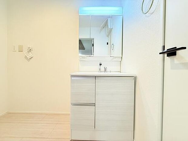 洗面化粧台です。朝の身支度から1日が始まります。