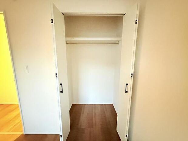 いつでもお部屋をスッキリお使い頂ける収納スペースを設置。