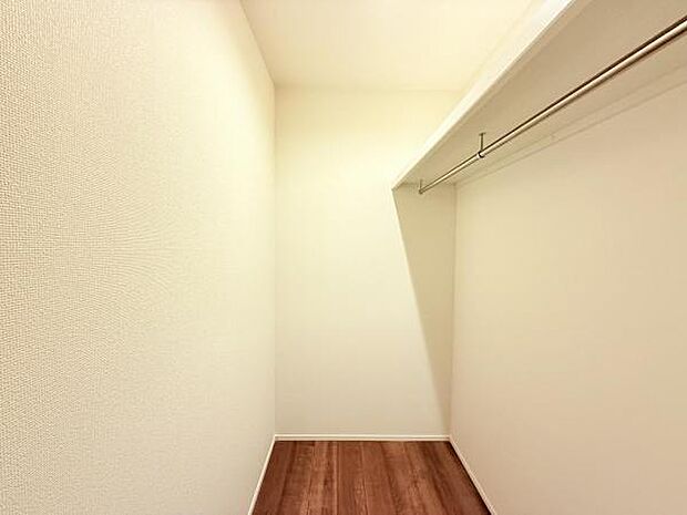 ウォークインクローゼットがあり収納スペースも豊富。季節物もスッキリ片付きそうです。
