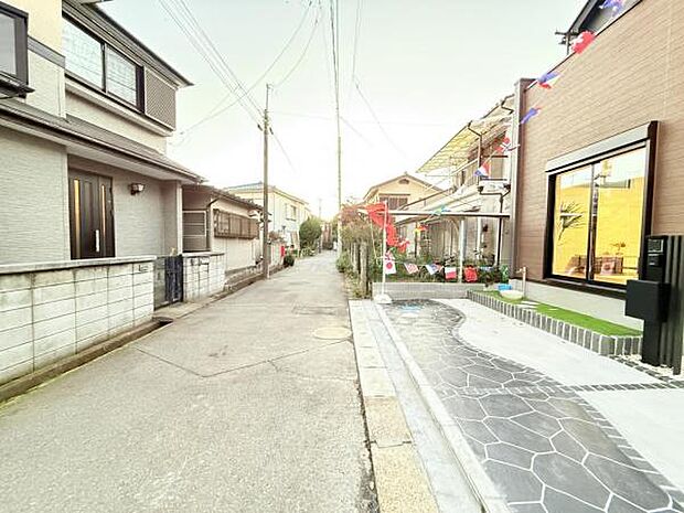 前面道路を含めた現地写真です。