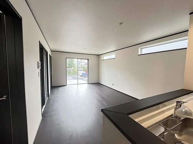 お食事中もキッチンと会話が楽しめるダイニングスペース。