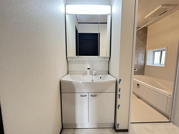 洗面化粧台です。朝の身支度から1日が始まります。