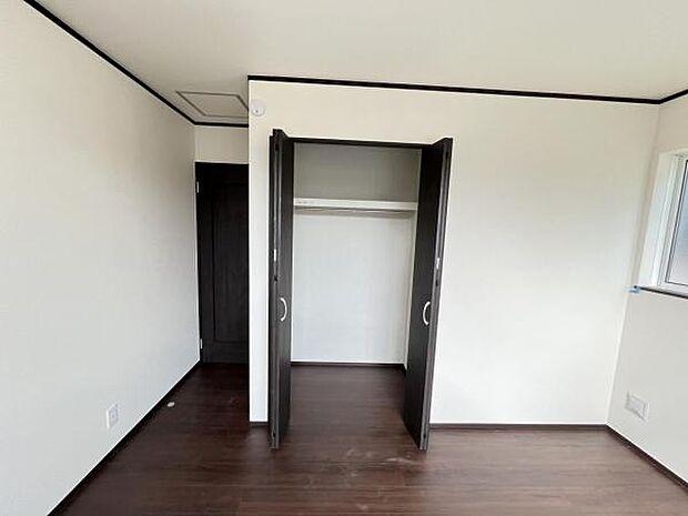 いつでもお部屋をスッキリお使い頂ける収納スペースを設置。