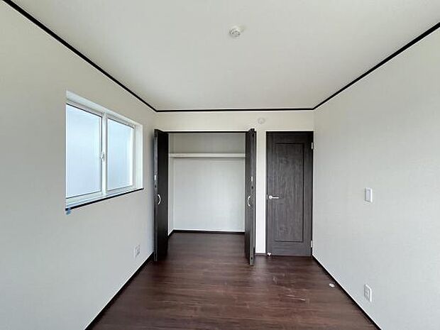 いつでもお部屋をスッキリお使い頂ける収納スペースを設置。