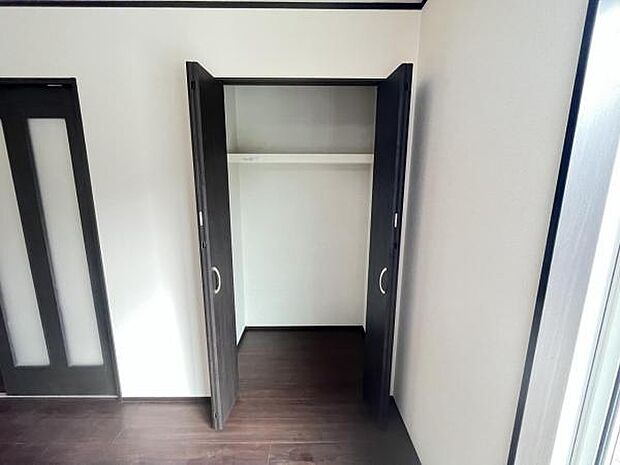 いつでもお部屋をスッキリお使い頂ける収納スペースを設置。