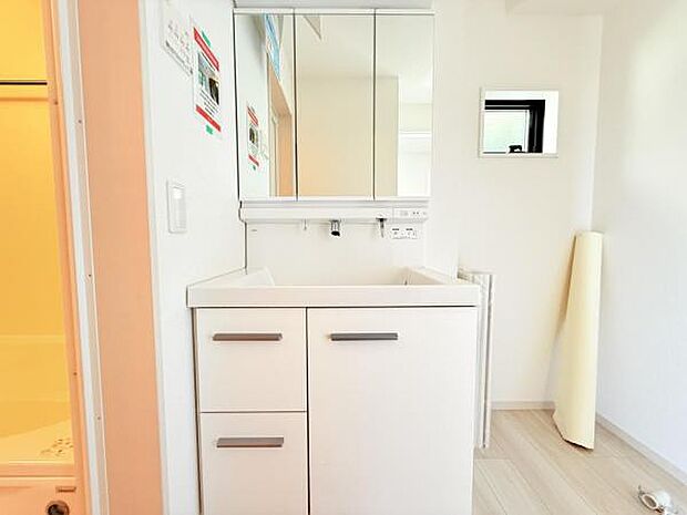 洗面化粧台です。朝の身支度から1日が始まります。