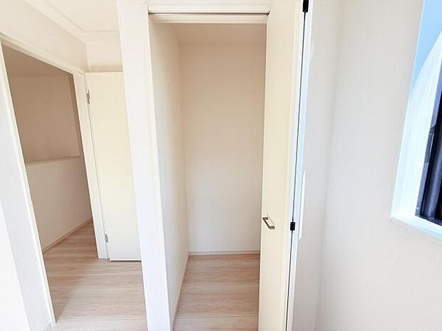 いつでもお部屋をスッキリお使い頂ける収納スペースを設置。