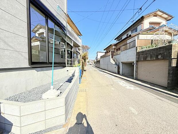 前面道路を含めた現地写真です。