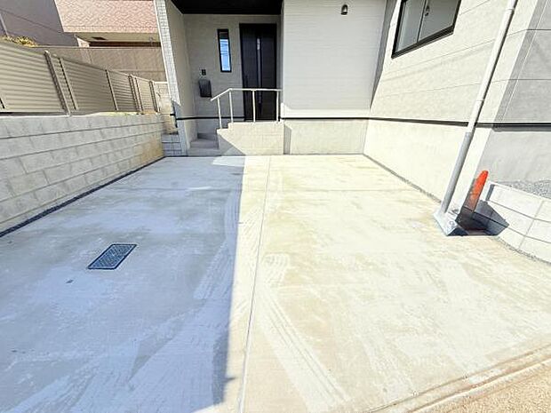 駐車場ももちろん完備しておりますのでお車所有の方にも心強いです。