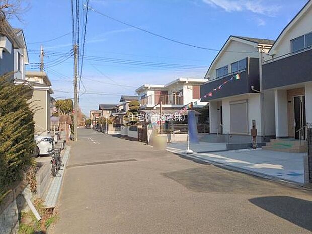 前面道路を含めた現地写真です。