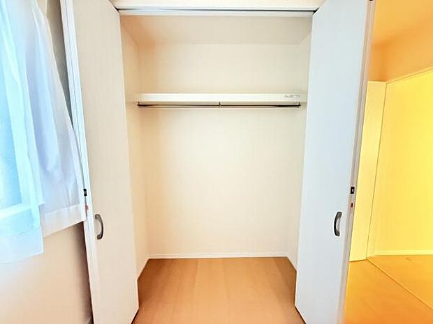 いつでもお部屋をスッキリお使い頂ける収納スペースを設置。