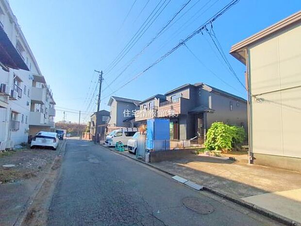 前面道路を含めた現地写真です。