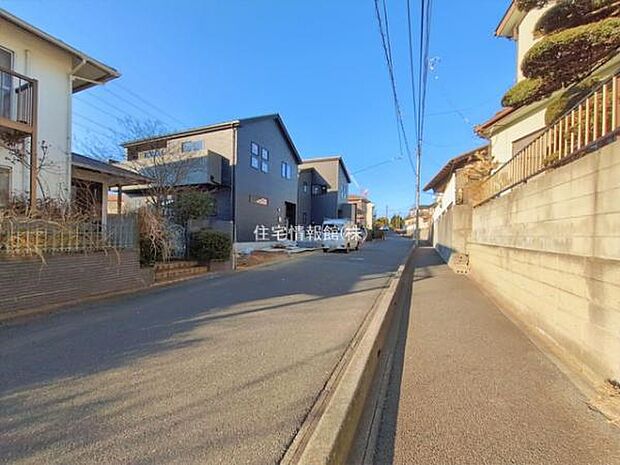 前面道路を含めた現地写真です。