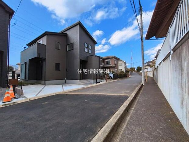 前面道路を含めた現地写真です。