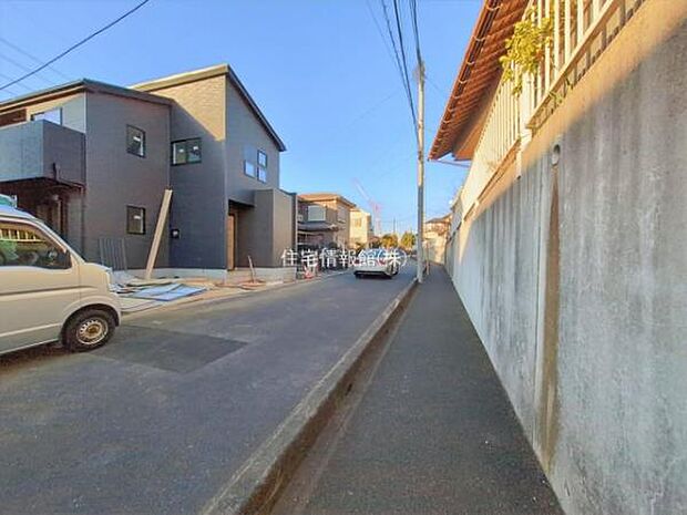 前面道路を含めた現地写真です。