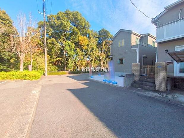 前面道路を含めた現地写真です。