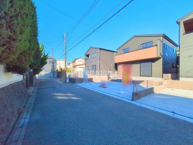 前面道路を含めた現地写真です。