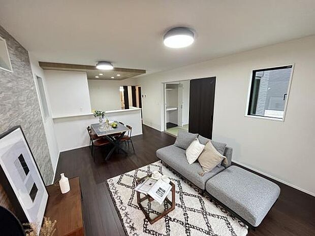 家族とゆったり時間を過ごせるリビングダイニング。