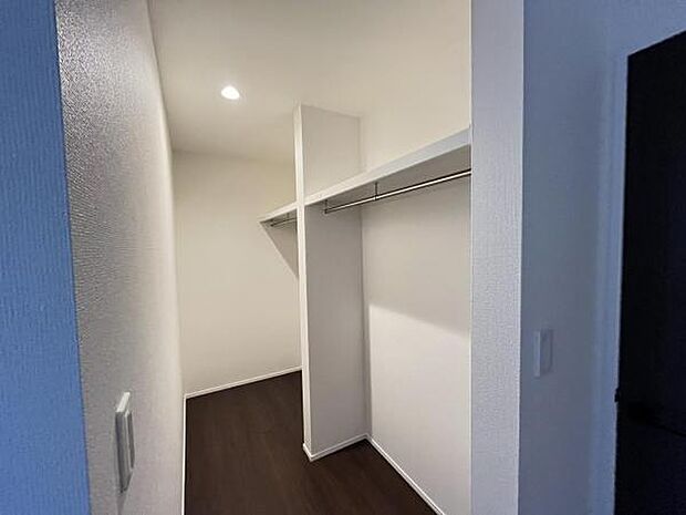 ウォークインクローゼットがあり収納スペースも豊富。季節物もスッキリ片付きそうです。