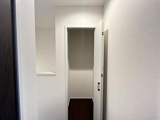 いつでもお部屋をスッキリお使い頂ける収納スペースを設置。