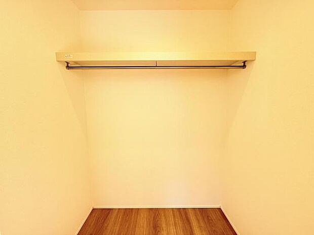 ウォークインクローゼットがあり収納スペースも豊富。季節物もスッキリ片付きそうです。