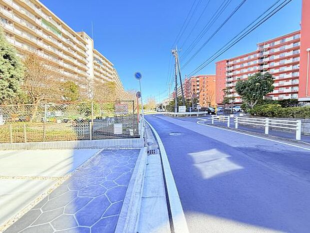 前面道路を含めた現地写真です。
