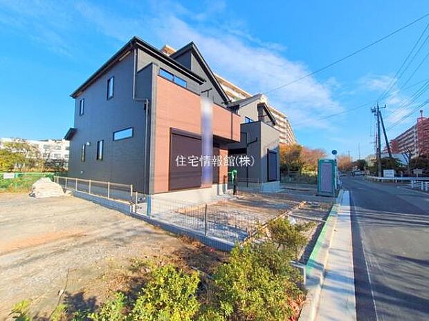 前面道路を含めた現地写真です。