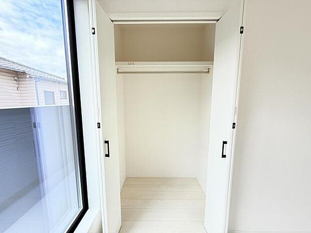 いつでもお部屋をスッキリお使い頂ける収納スペースを設置。