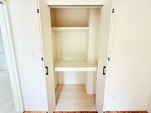 いつでもお部屋をスッキリお使い頂ける収納スペースを設置。