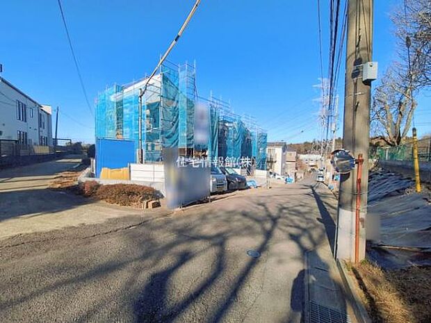 前面道路を含めた現地写真です。