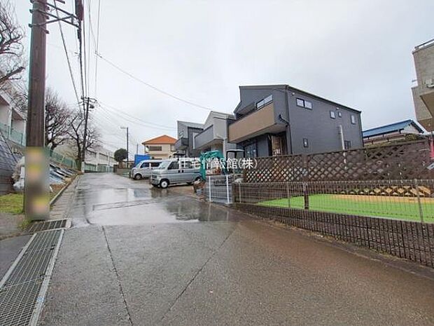 前面道路を含めた現地写真です。