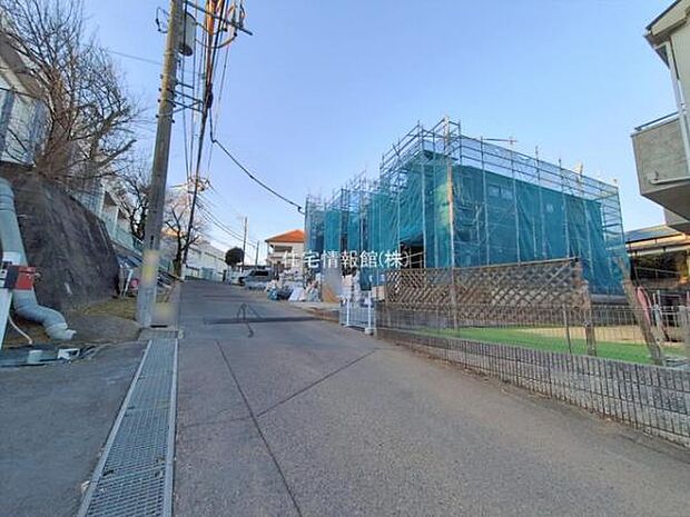 前面道路を含めた現地写真です。