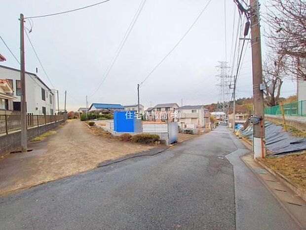 前面道路を含めた現地写真です。