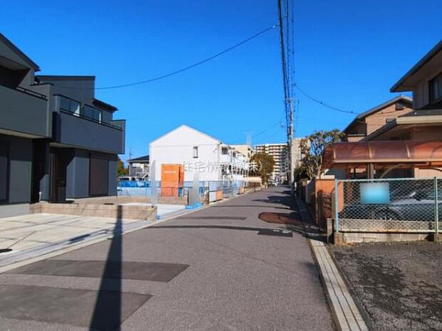 前面道路を含めた現地写真です。