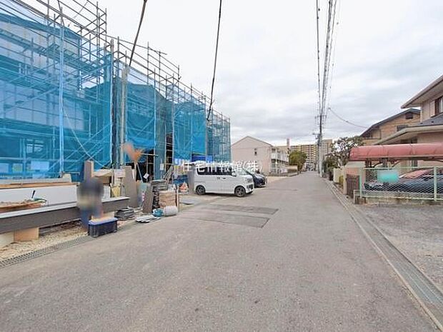 前面道路を含めた現地写真です。